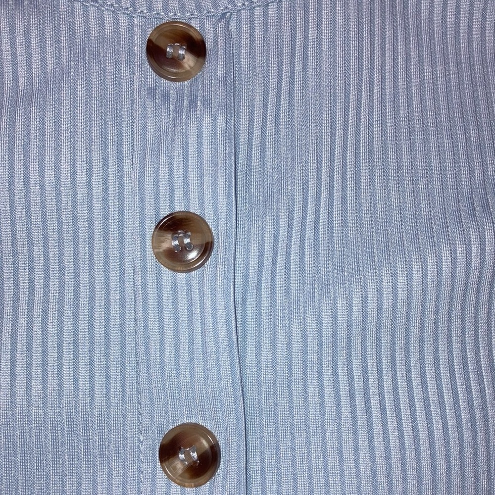 Button Up Cropped Tank Top - Picture 2 of 3